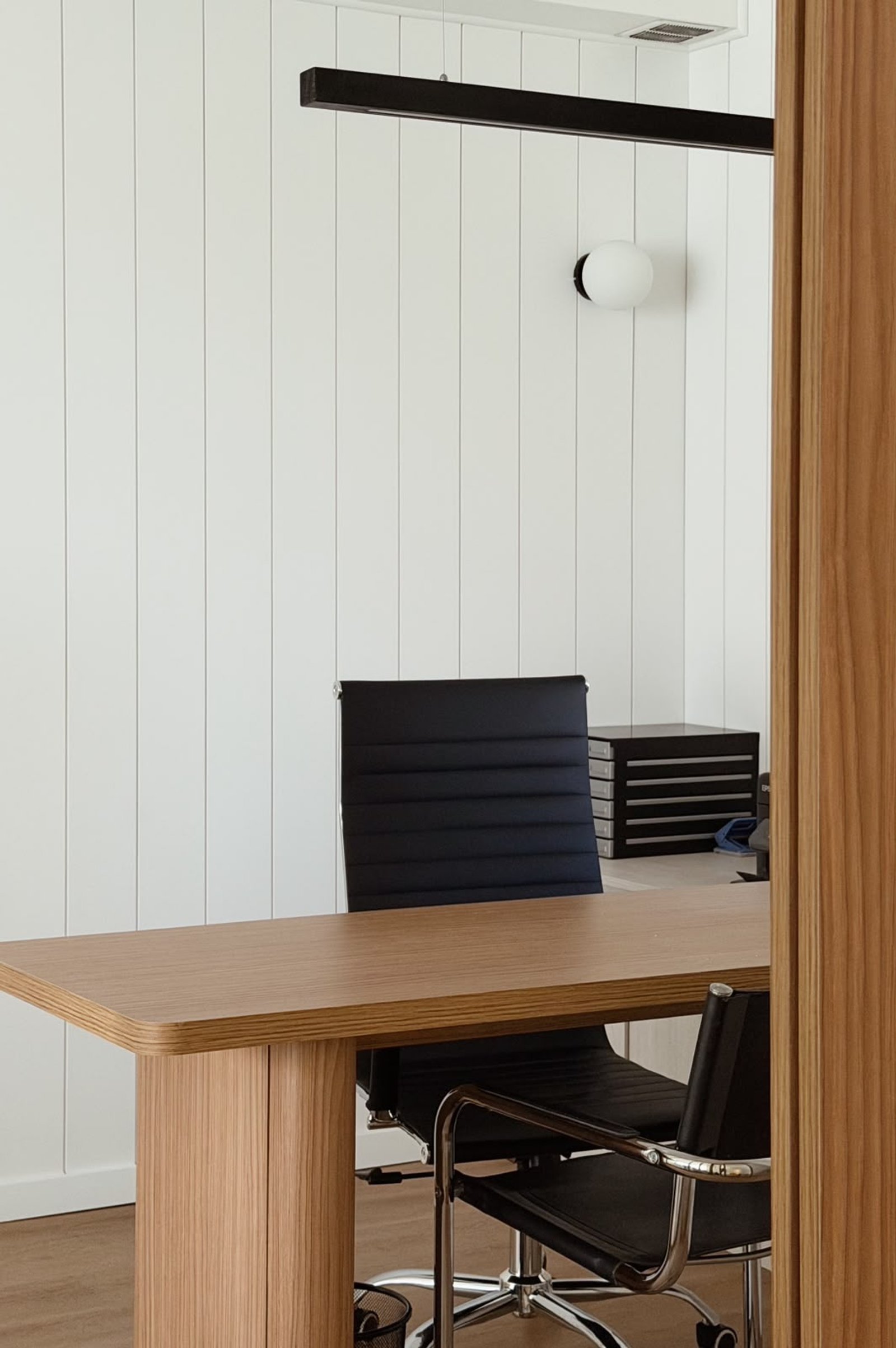 Oficina moderna con escritorio de madera y silla ejecutiva — proyecto PICO, por APATHEIA, en Cdad. Autónoma de Buenos Aires